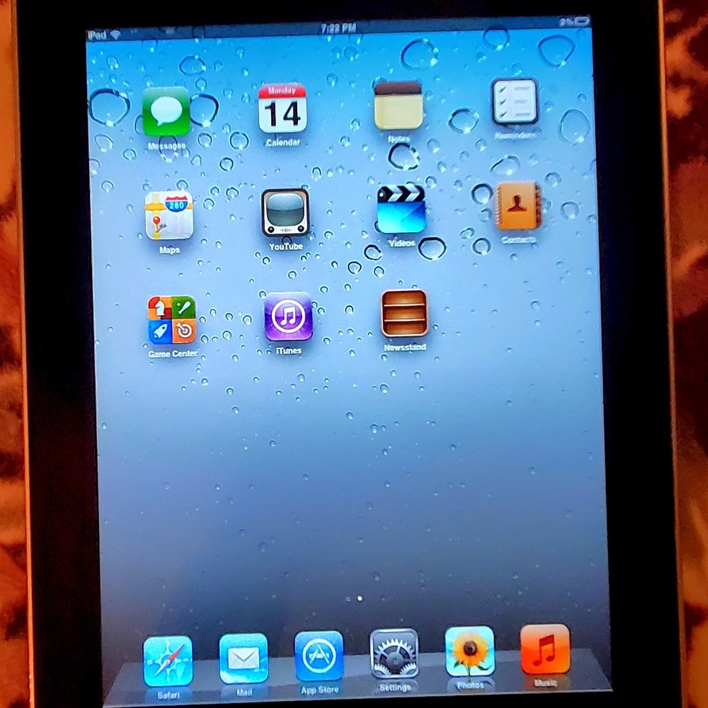 Apple iPad First (1st) Generation Gen (Preowned) 32GB, Wi-Fi w/Many Accessories!